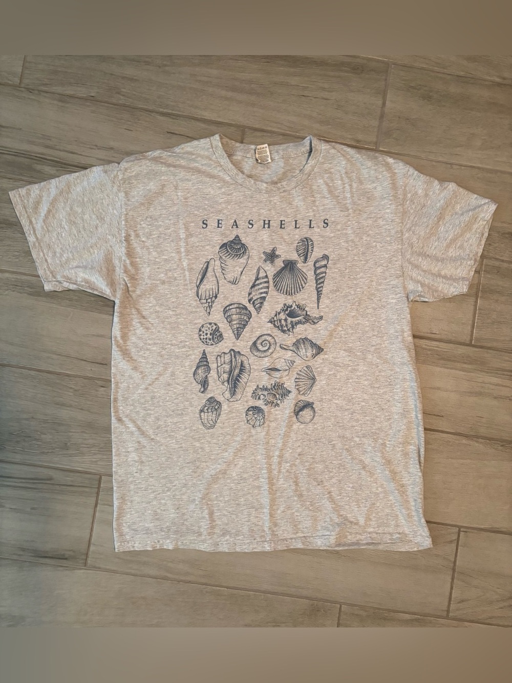 Seashells Graphic Tee in Light Heather Gray, Large